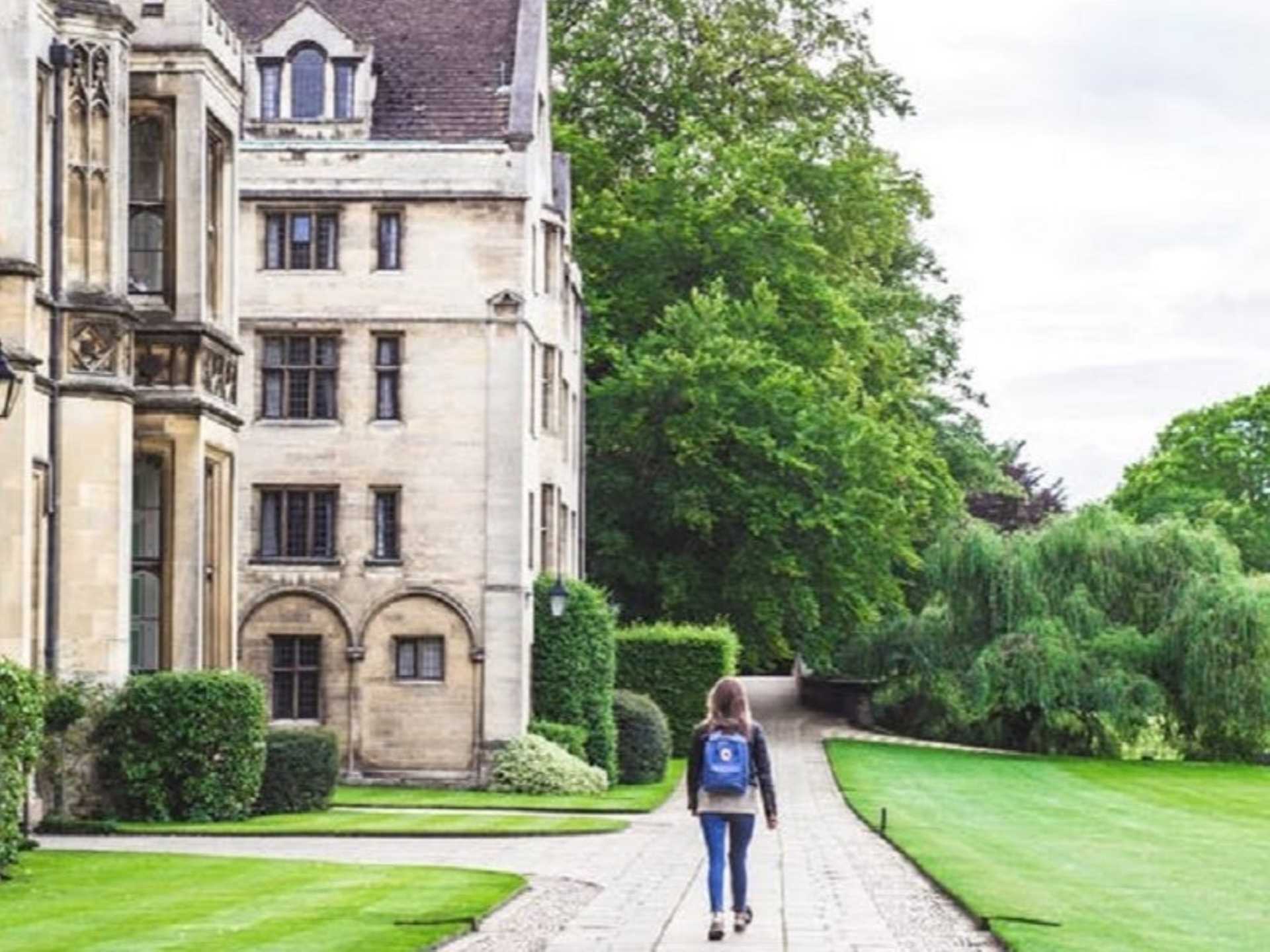Combined Cambridge University Walking Tour & Punting Tour Led By University Students