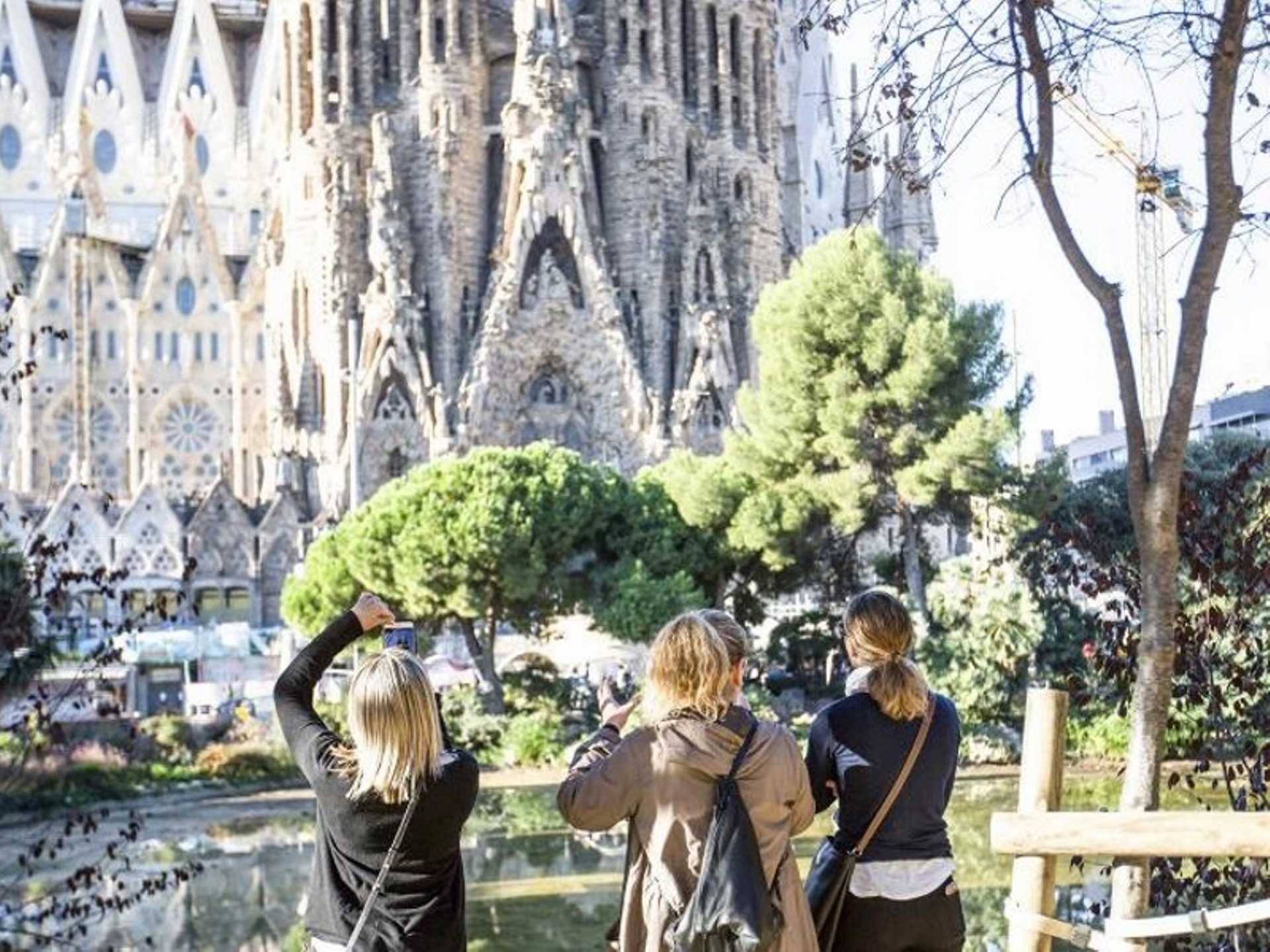 Barcelona Fast Track Sagrada Familia Guided Tour with Towers