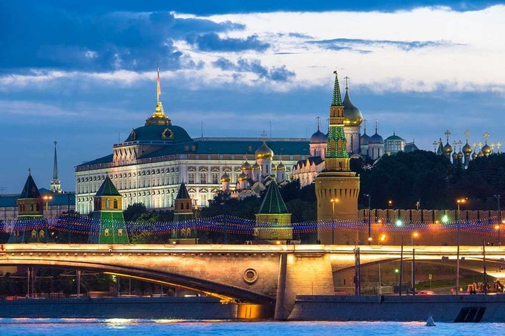 Private Tour: Moscow by Night with Friendly Local Guide