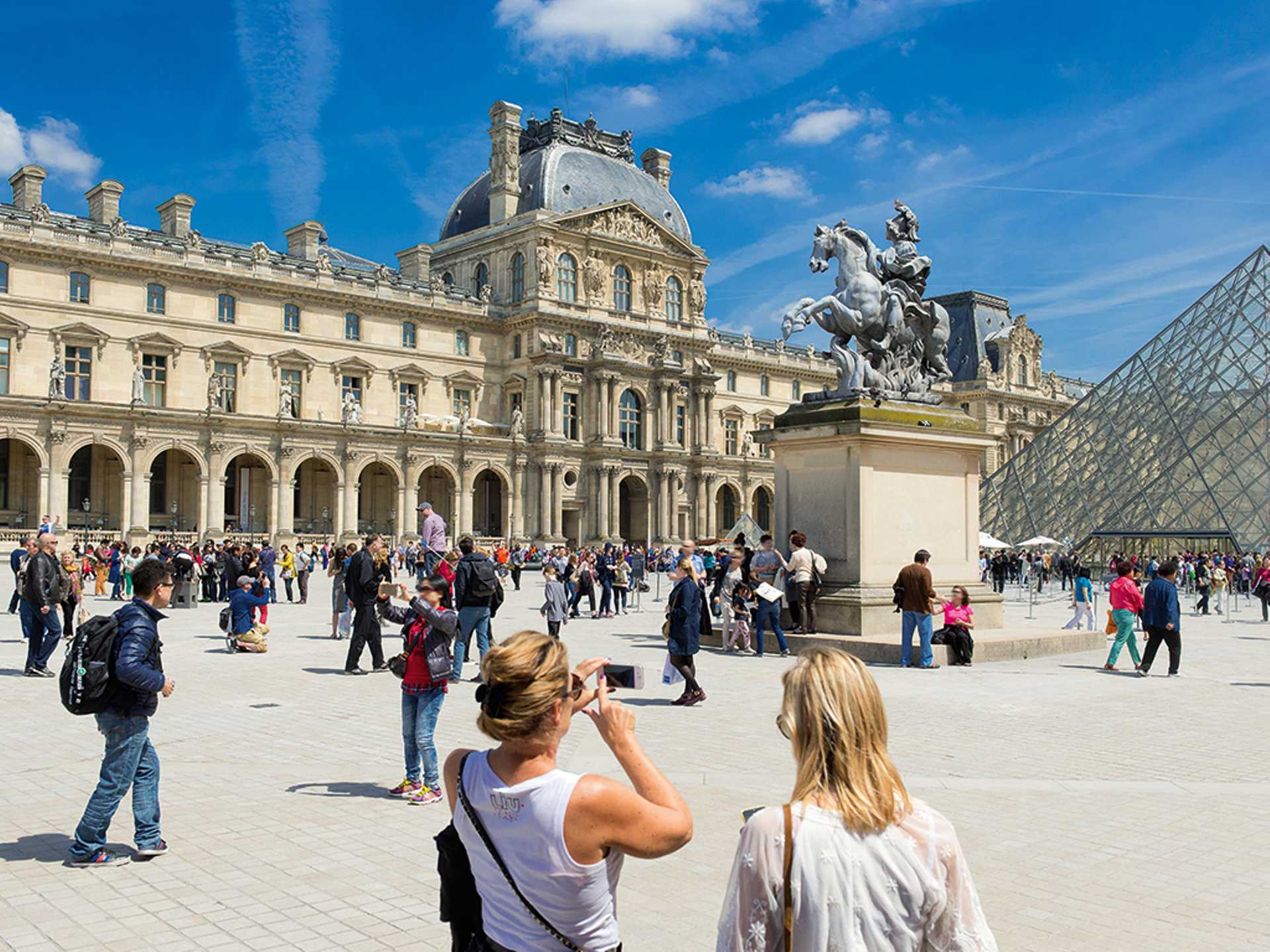 Skip-the-Line: Louvre Museum Greatest Masterpieces Small Group Tour