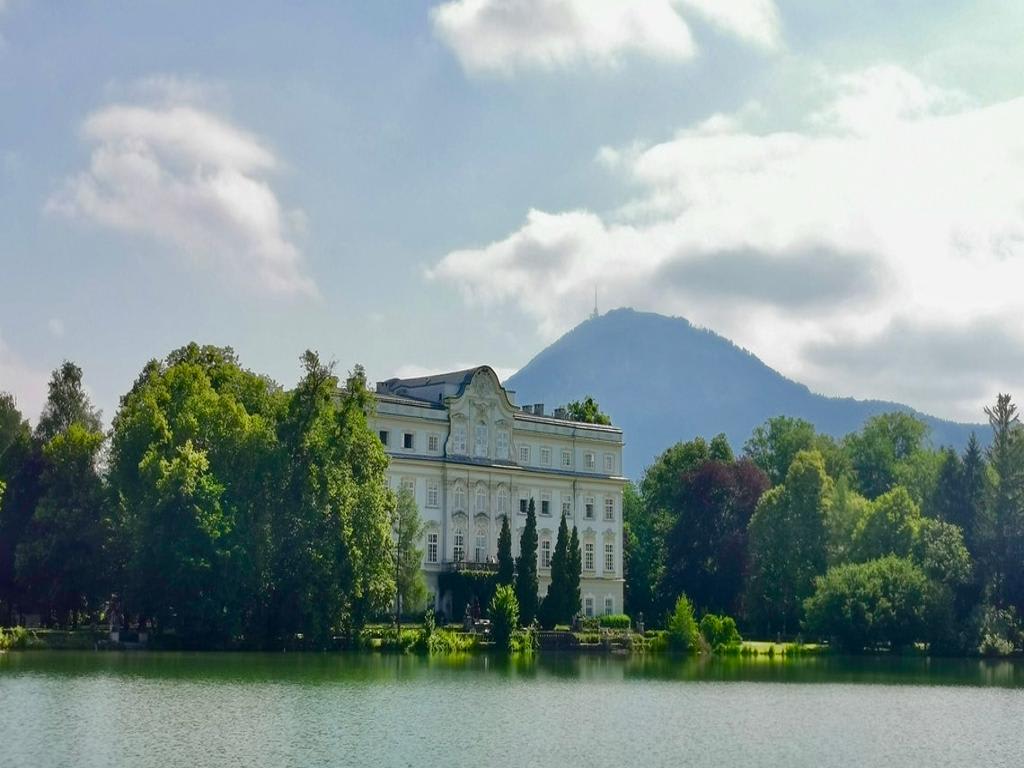 Sound of Music Tour with Schnitzel & Noodles